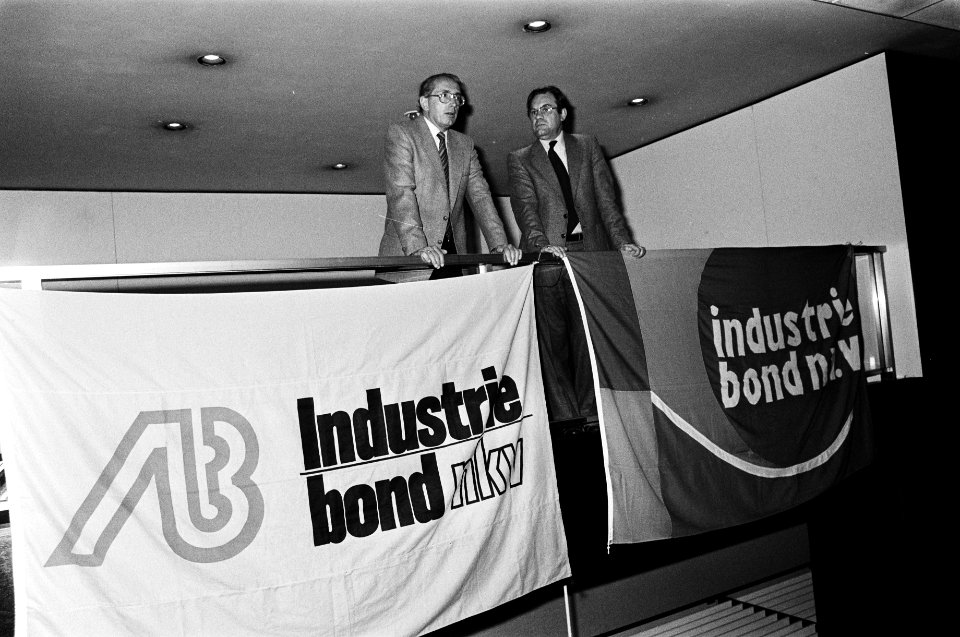 Arie Groenevelt (industriebond NVV) en Piet Spijkers (NKV) (rechts) bij het fede, Bestanddeelnr 930-2682