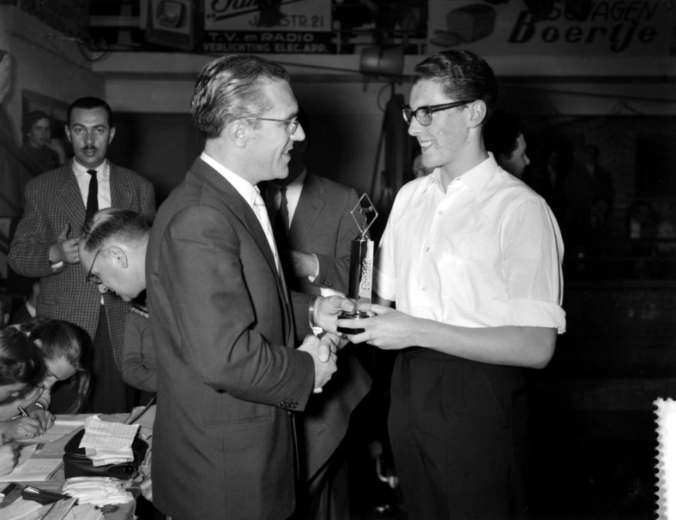 Arie Van Vliet overhandigt Ch Ritten de beker, Bestanddeelnr 909-3910