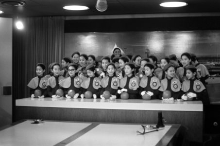Artiesten arriveren op Schiphol ivm optreden voor Unicef Little Angels of Cor, Bestanddeelnr 926-0987