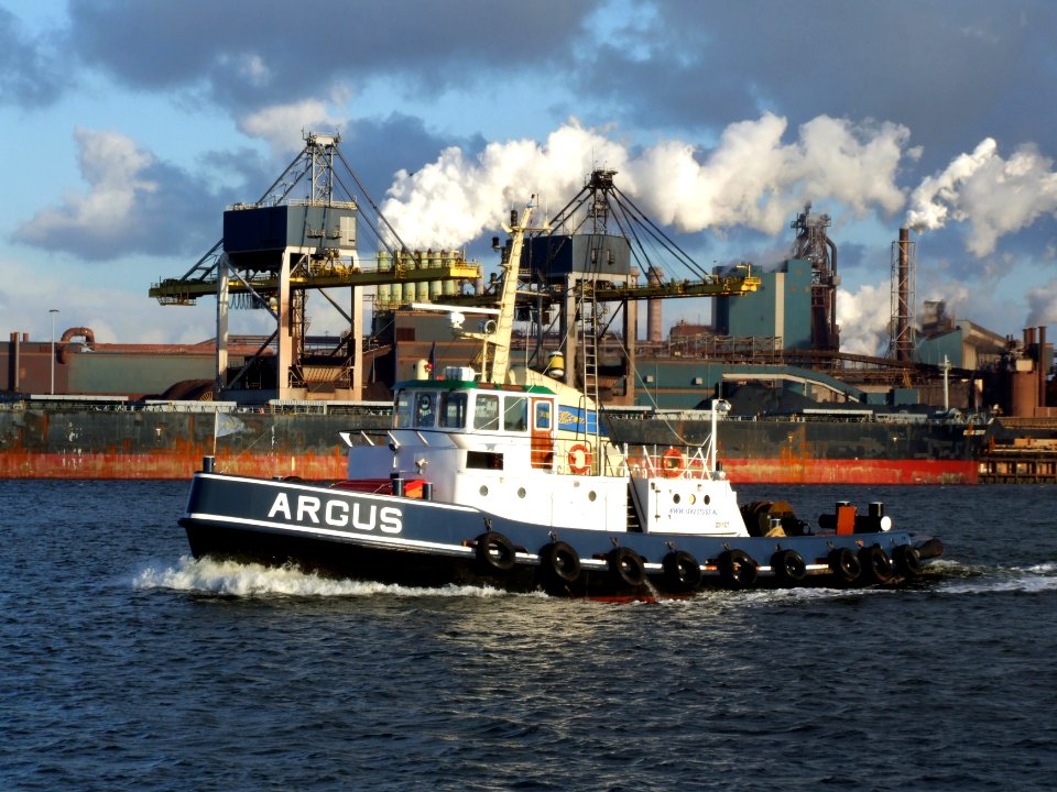 Argus IMO 8980672 in front of locks IJmuiden, Holland 09Dec2006 photo-1