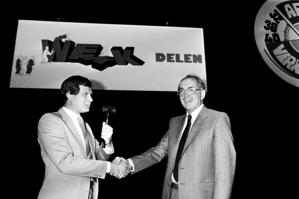 Arie Groenevelt draagt de voorzittershamer over aan opvolger Dick Visser (l), op, Bestanddeelnr 932-5907