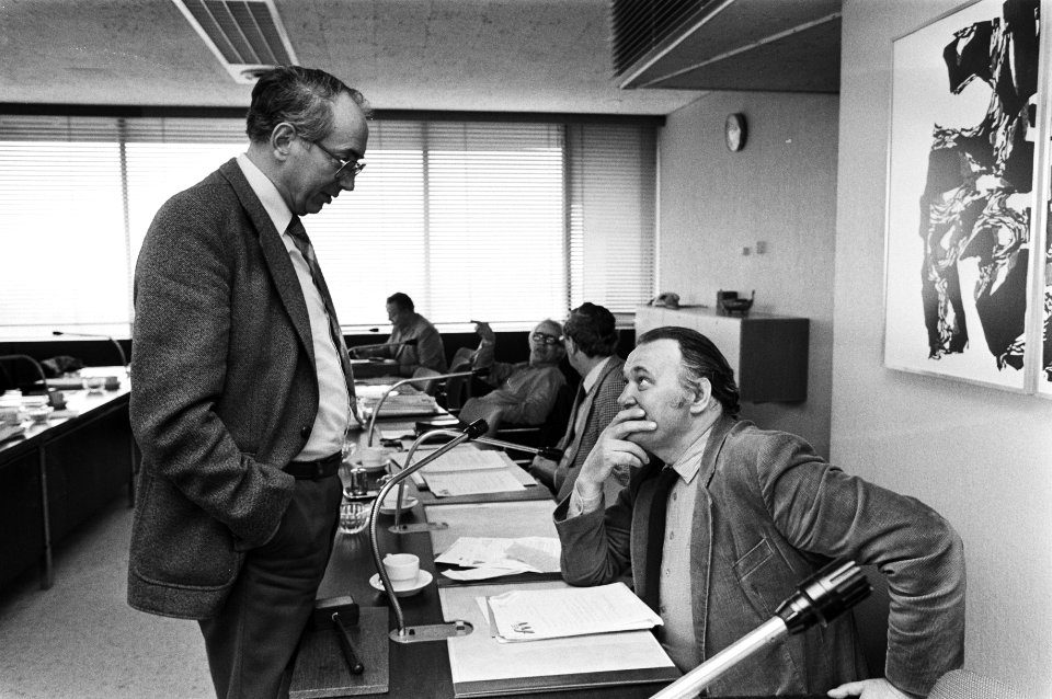 Arie Groenevelt (l) in gesprek met Herman Bode, vice-voorzitter van de FNV, Bestanddeelnr 932-5845