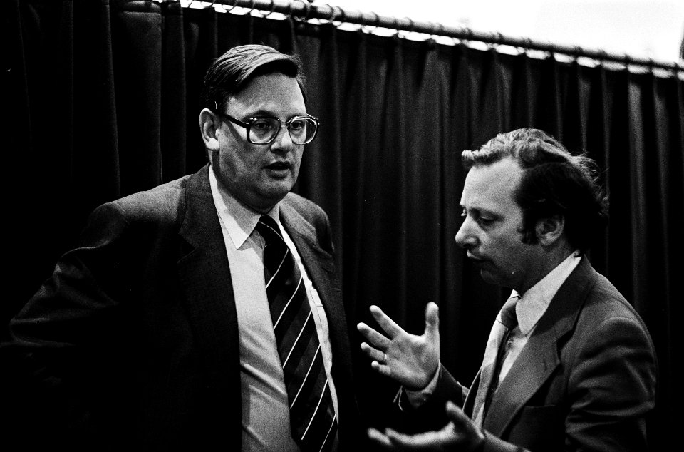 Arie v.d. Hek (rechts) en minister van Aardenne in gesprek, Bestanddeelnr 930-3093