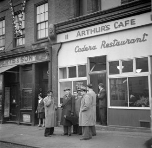 Arthurs Cafe in Gerrard Street, een trefpunt voor spivs, Bestanddeelnr 191-1001