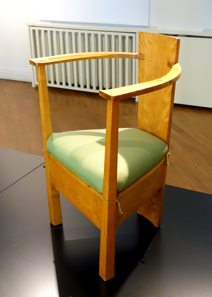 Armchair, designed by Mackay Hugh Baillie Scott, made by Dresdner Werkstatten fur Handwerkskunst, 1903, birch - Bröhan Museum, Berlin - DSC03944