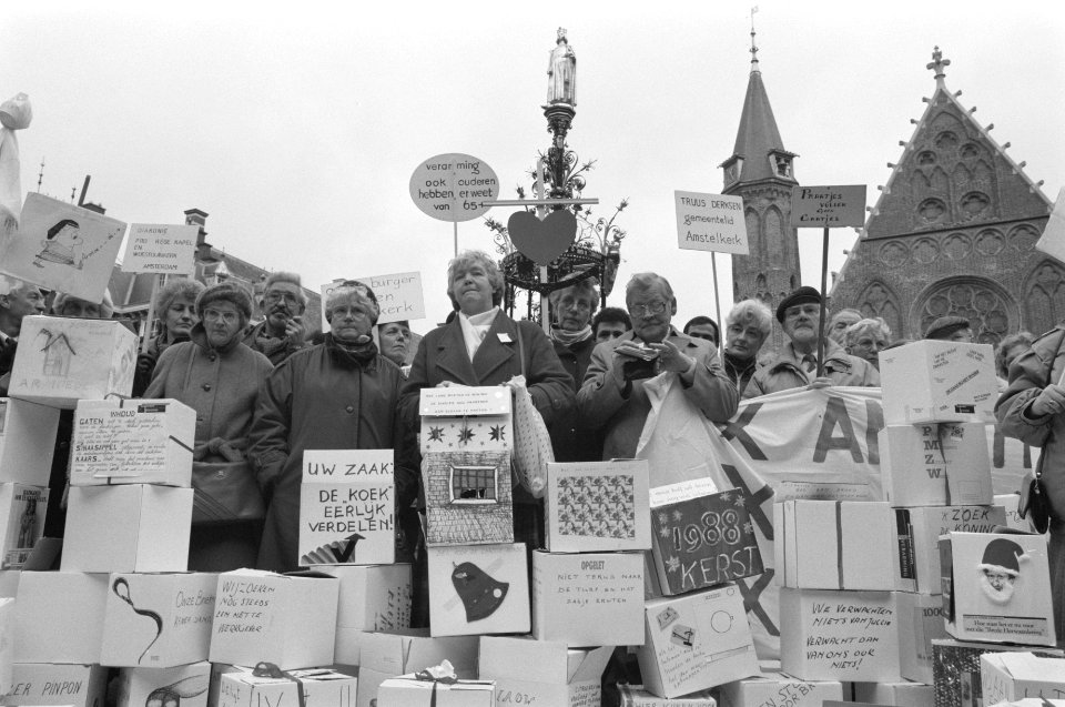 Armoede kerstpakketten voor Kamerleden PvdA-fractievoorzitter Wim Kok ontvang, Bestanddeelnr 934-3753