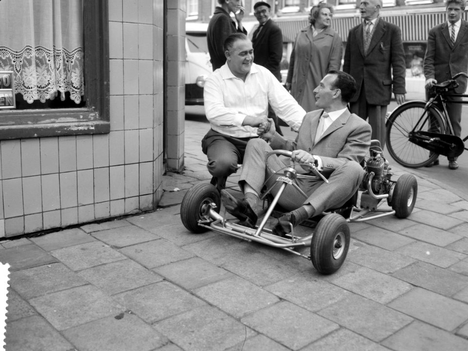 Arie de Oude reikt skelter uit. Arie de Oude (gezeten op skelter) feliciteert de, Bestanddeelnr 913-0552