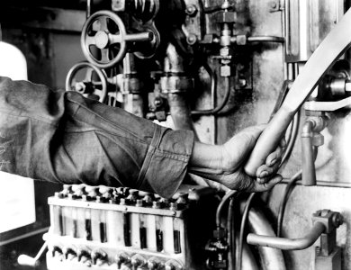 Arm van een machinist die de machinerie bedient, Bestanddeelnr 252-1035