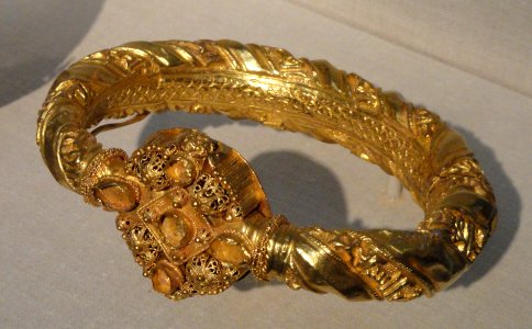 Armlet or anklet, Syria, 11th century AD, gold - Freer Gallery of Art - DSC05295