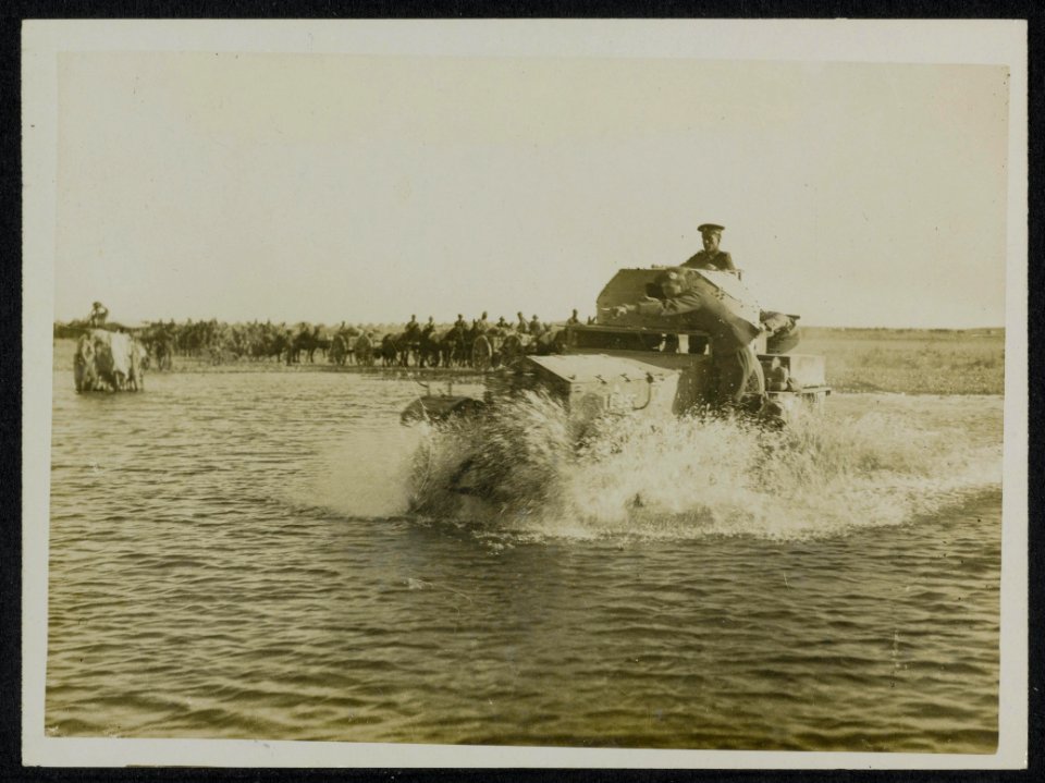 Armoured car crossing Diala rivier., Bestanddeelnr 158-1528