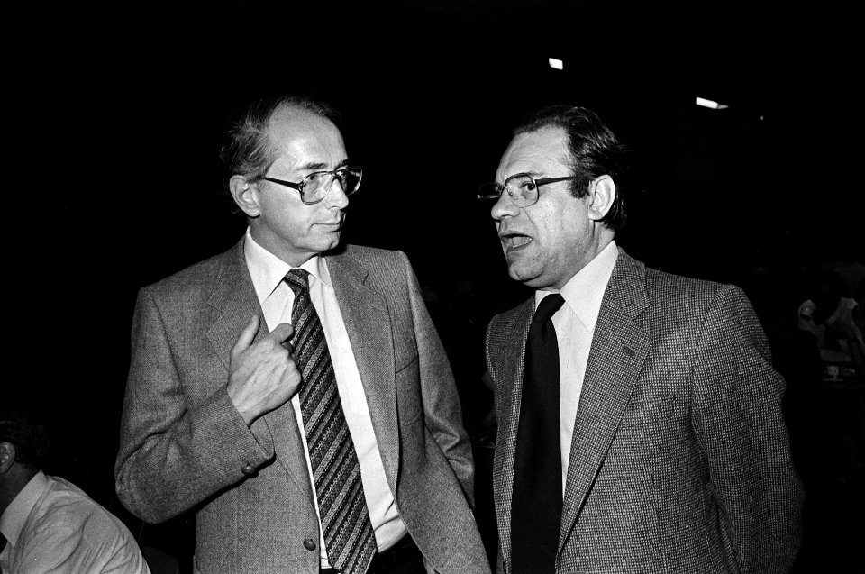 Arie Groenevelt (industriebond NVV) en Piet Spijkers (NKV) (rechts) in gesprek, Bestanddeelnr 930-2681