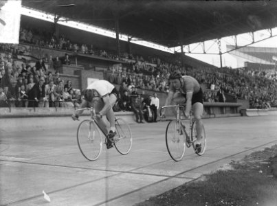 Arie van Vliet klopt Derksen in sprints voor profs, Bestanddeelnr 904-0835