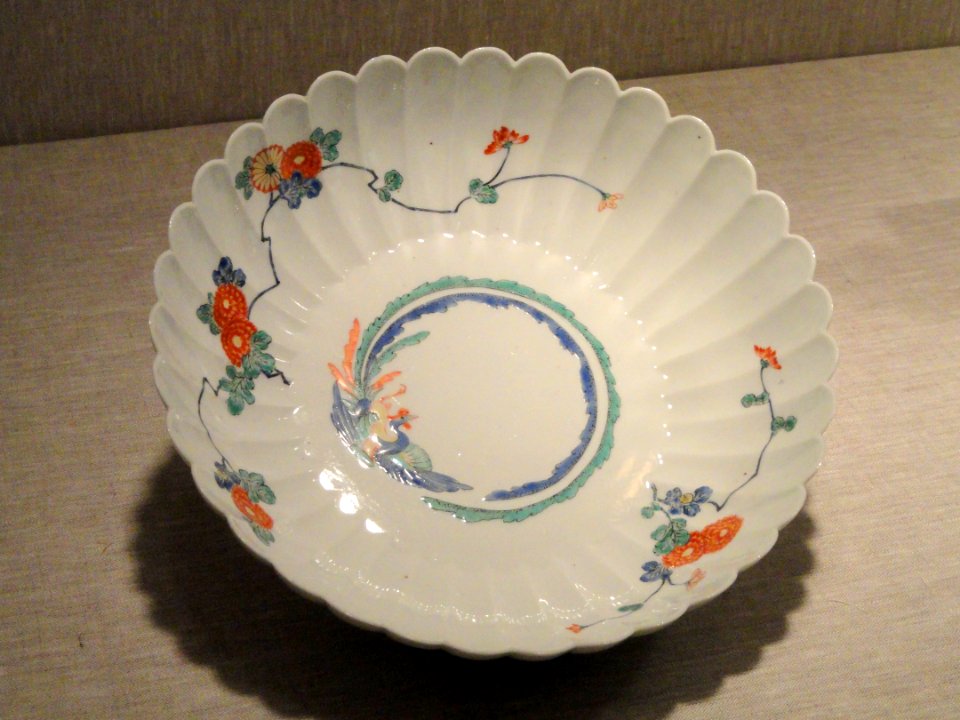Arita-Ware Kakiemon Floral-Shaped Bowl, late 17th to early 18th century, Japan, porcelain with enamel - Art Institute of Chicago - DSC00217