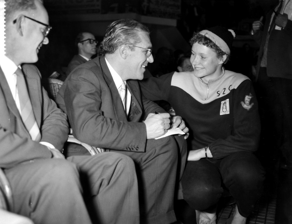 Arie Van Vliet in gesprek met Cochie Gastelaav, Bestanddeelnr 909-3912