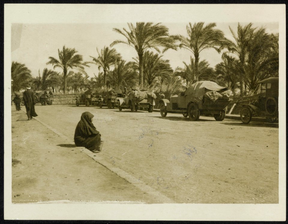 Armoured car convoy passing through the cultivation., Bestanddeelnr 158-1541