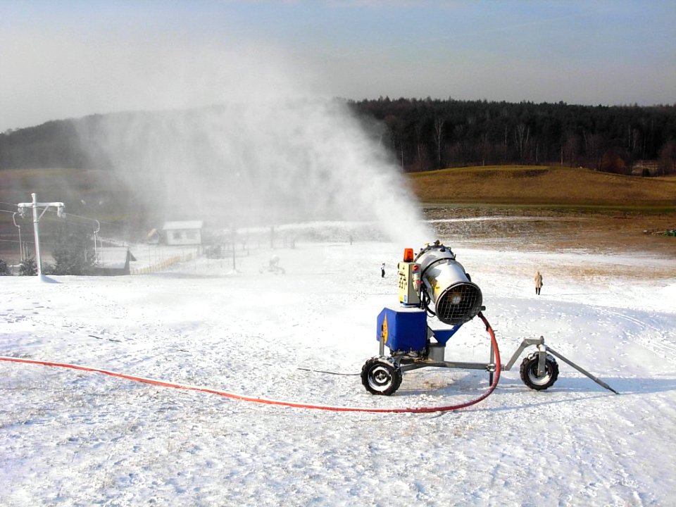 Armatka śnieżna na stoku w Myślęcinku 2012c