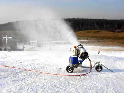 Armatka śnieżna na stoku w Myślęcinku 2012c