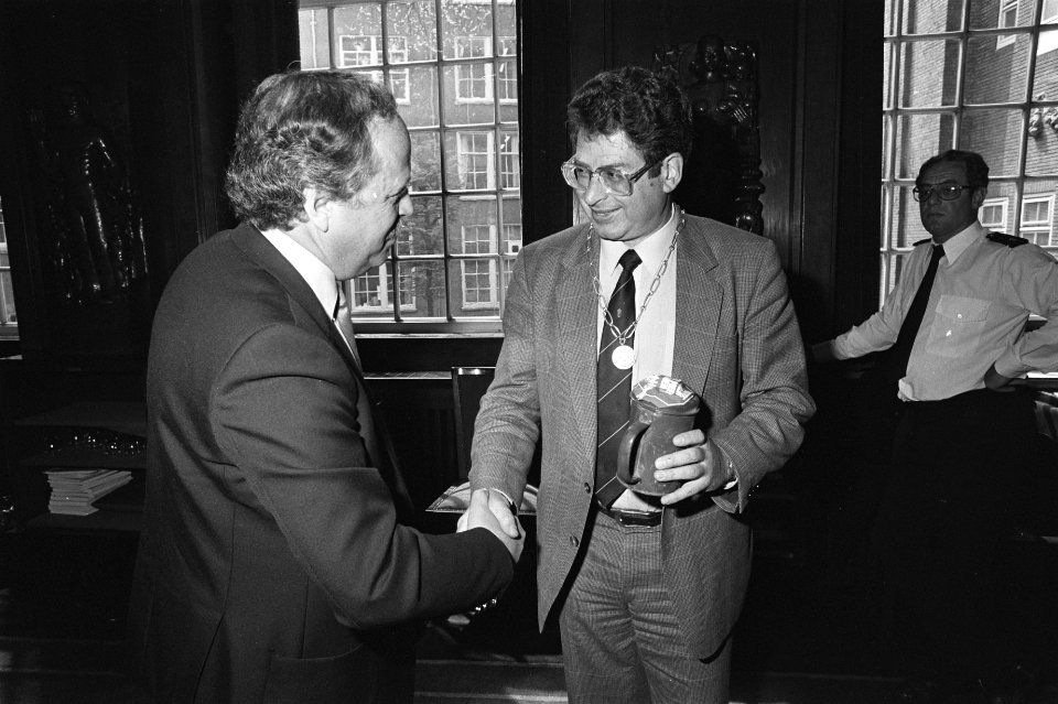 Armencollectebus voor burgemeester Van Thijn, Bestanddeelnr 932-9699