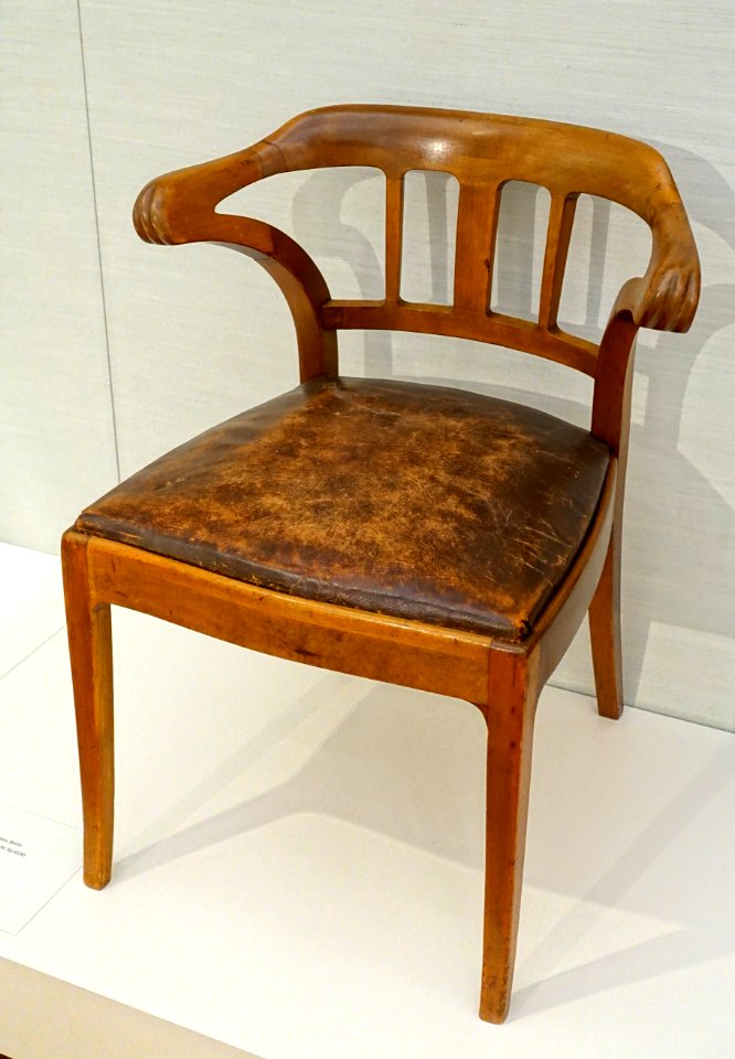 Armchair by Otto Eckmann, Hohenzollern-Kaufhaus, Berlin, c. 1898, maple, leather - Hessisches Landesmuseum Darmstadt - Darmstadt, Germany - DSC00971