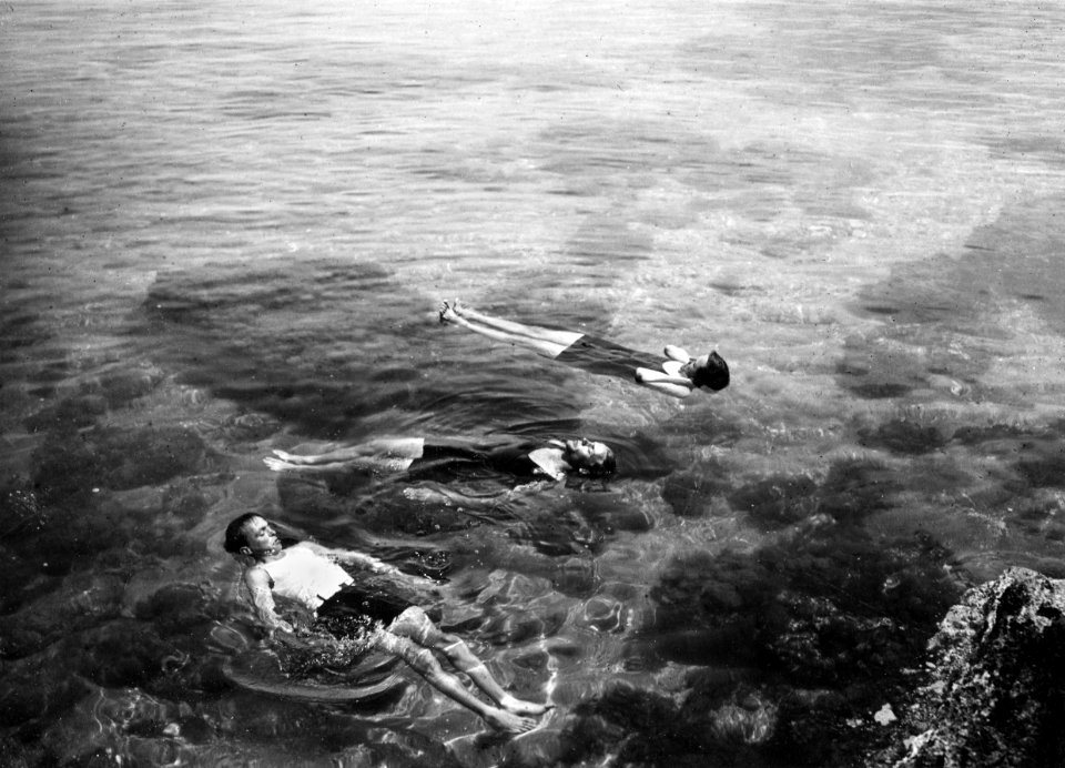 Arkeologerna flyter. Erik Sjöqvist, Alfred Westholm och Einar Gjerstad.Svenska Cypernexpeditionen - SMVK - Csn003