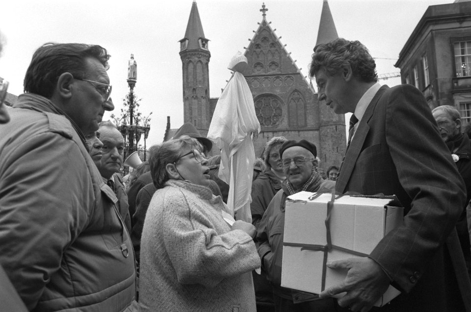 Armoede kerstpakketten voor Kamerleden PvdA-fractievoorzitter Wim Kok ontvang, Bestanddeelnr 934-3752