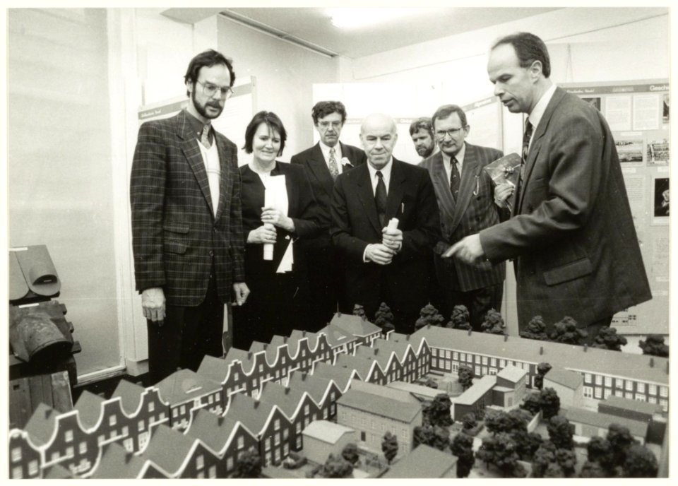 Architectuur Bouwhistorisch Centrum. Duitse ambassadeur Dr. K.J. Citron (midden) opent expositie. Wethouder Marselje (rechts) toont de Potsdam-maquette. Links Bart Uittenhout. NL-HlmNHA 54031778