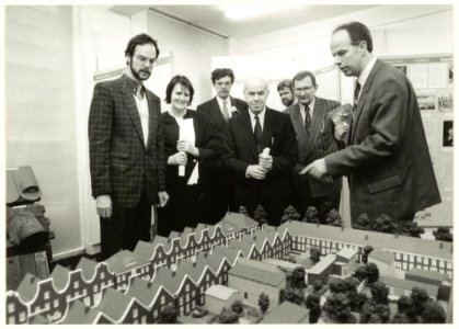 Architectuur Bouwhistorisch Centrum. Duitse ambassadeur Dr. K.J. Citron (midden) opent expositie. Wethouder Marselje (rechts) toont de Potsdam-maquette. Links Bart Uittenhout. NL-HlmNHA 54031778