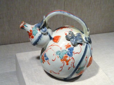 Arita-Ware Kakiemon Gourd-Shaped Ewer, late 17th century, Japan, porcelain with enamel - Art Institute of Chicago - DSC00221