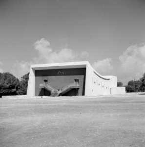 Architectuur gebouw met bijzondere vorm en voorgevel middenin een open landscha, Bestanddeelnr 255-2084
