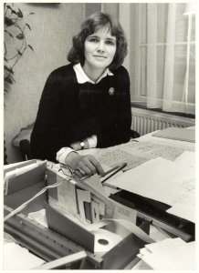 Archivaris Corinne Glaudemans in het Gemeente Archief. NL-HlmNHA 54015482