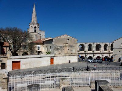 Arles - Église du couvent des Cordeliers, depuis le théâtre gallo-romain