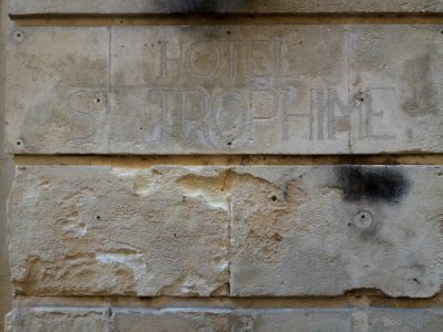 Arles - Rue de la Calade, gravure Hôtel St-Trophime