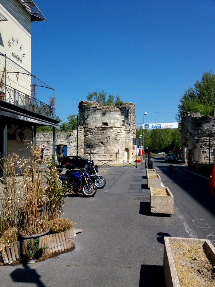 Arles - Rue de la Cavalerie, vers porte de la Cavalerie en sortant de la ville