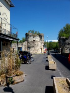 Arles - Rue de la Cavalerie, vers porte de la Cavalerie en sortant de la ville