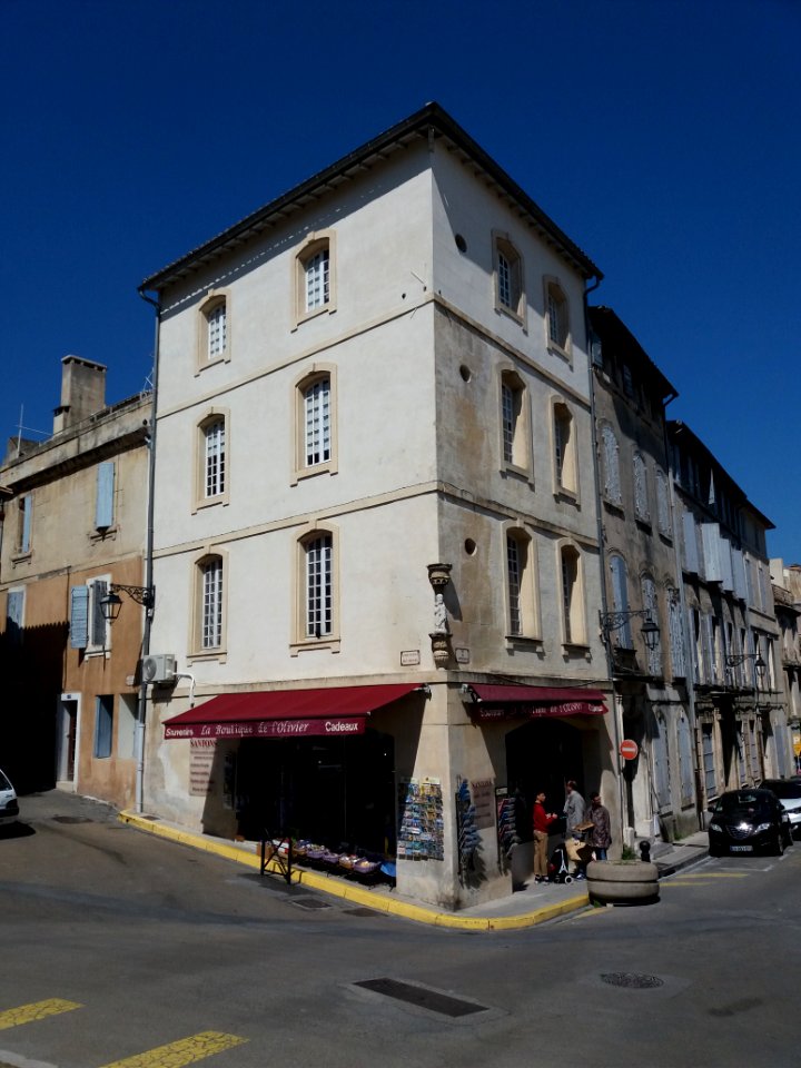Arles - Immeuble à l'angle du Rond-Point des Arènes et de la rue de l'Amphithéâtre