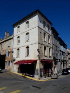 Arles - Immeuble à l'angle du Rond-Point des Arènes et de la rue de l'Amphithéâtre