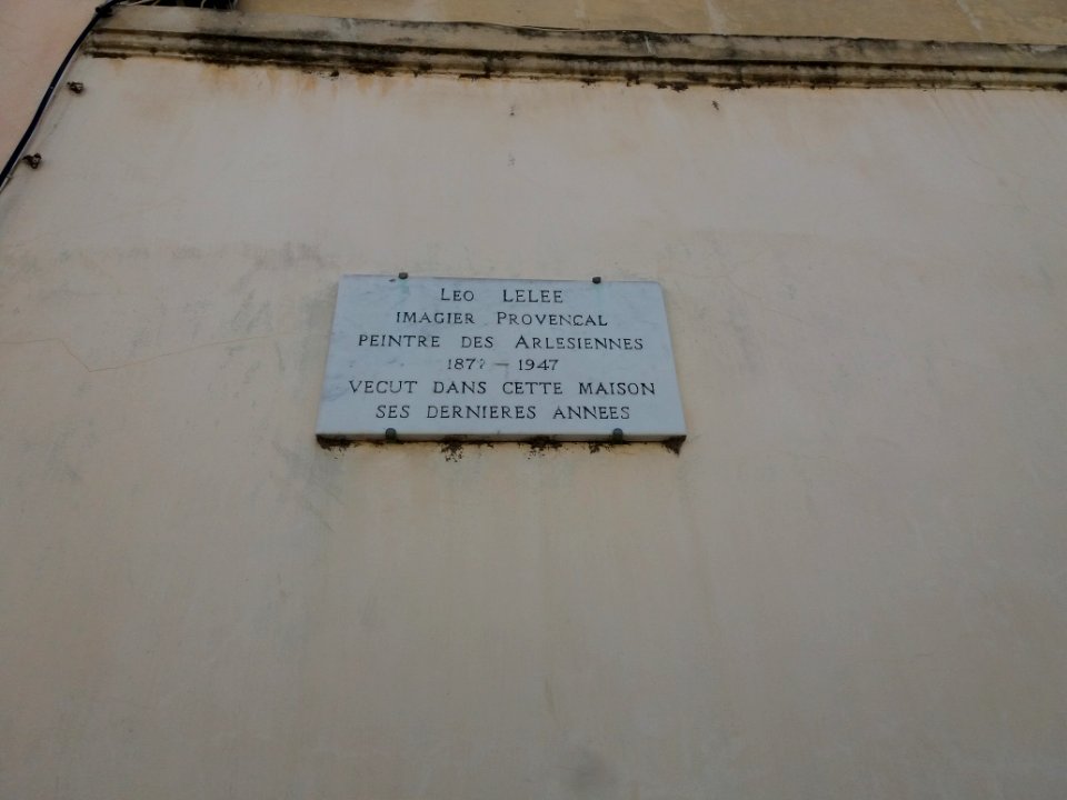 Arles - Rond-Point des Arènes, plaque Léo Lelée (entre les rues Girard le Bleu et du Grand Couvent)