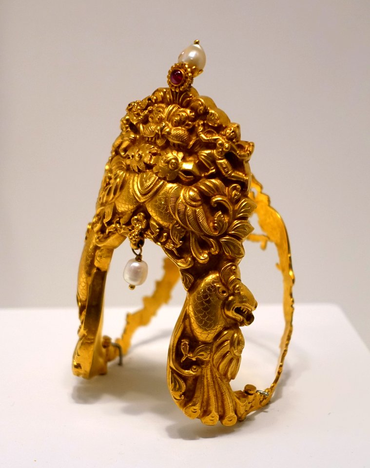 Arm bracelet, India, 1800s AD, gold, pearls, ruby - Dallas Museum of Art - DSC04947
