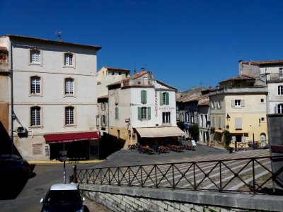 Arles - Rond-Point des Arènes, vue sur les rues de l'Amphithéâtre et Voltaire