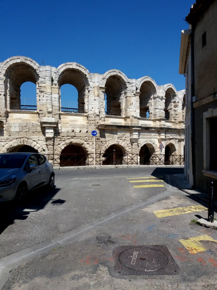 Arles - Rue du Grand Couvent, en arrivant sur les Arènes