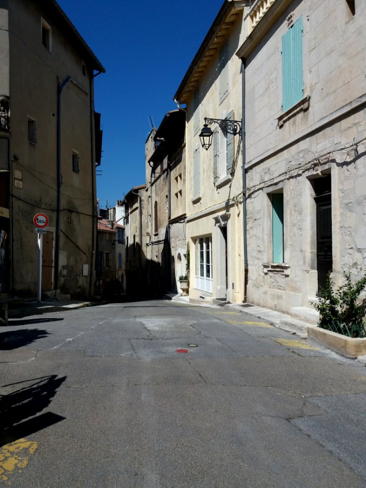 Arles - Rue Raspail, depuis le Rond-Point des Arènes