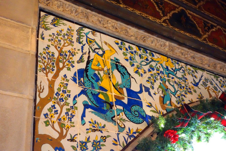 Archway tiles, men, detail - Hearst Castle - DSC06339