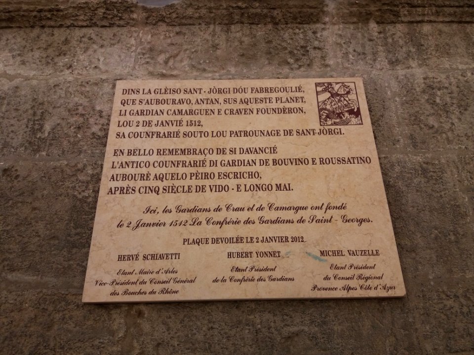 Arles - Rue de la Calade, plaque de la Confrérie des Gardians de Saint-Georges