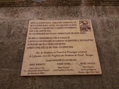 Arles - Rue de la Calade, plaque de la Confrérie des Gardians de Saint-Georges