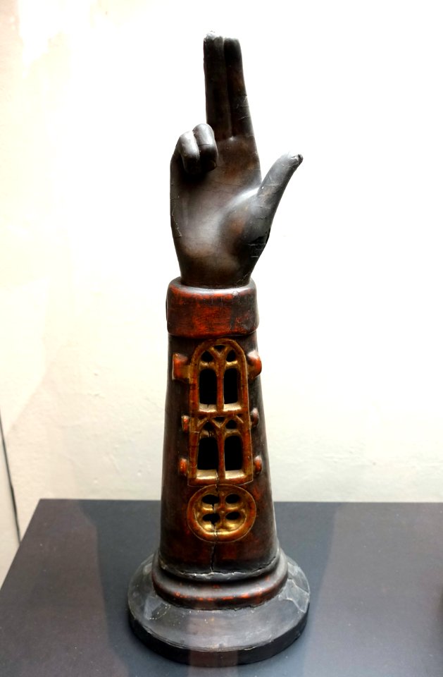 Arm reliquary, Rhineland, mid 1400s, wood, polychrome - Museum Schnütgen - Cologne, Germany - DSC00130