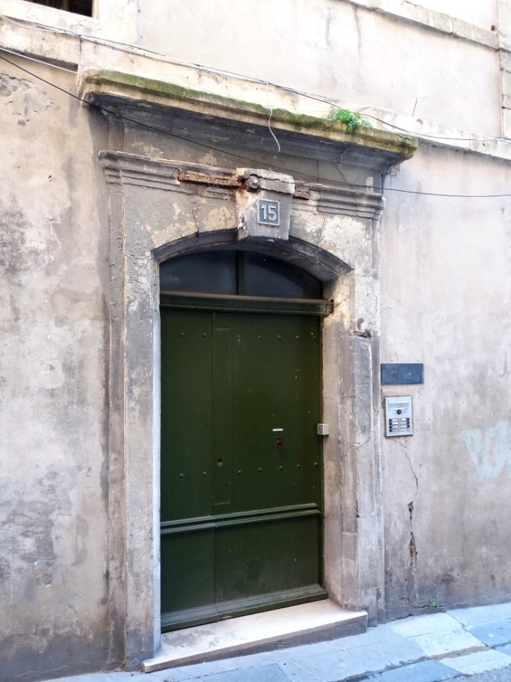 Arles - Rue de la Calade, porte au numéro 15