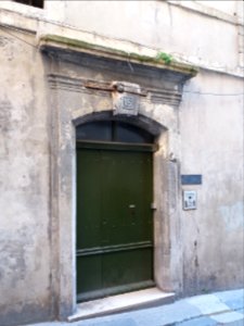 Arles - Rue de la Calade, porte au numéro 15