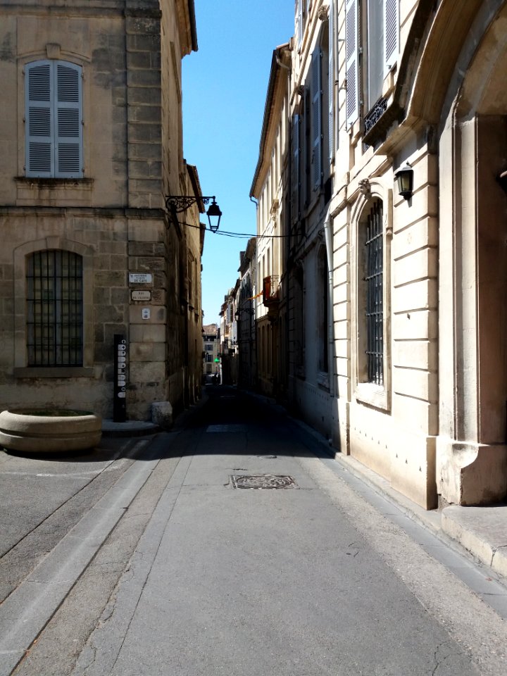 Arles - Rue de la Calade, côté ouest depuis la rue du Cloître