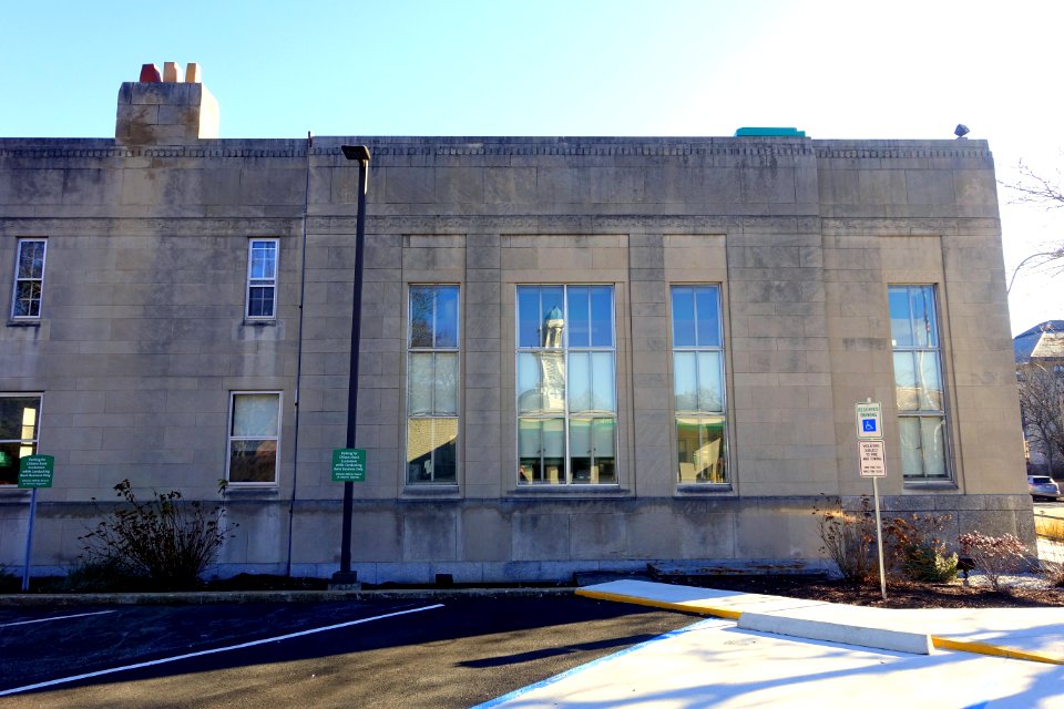 Arlington Co-Operative Bank Building, west side view - Arlington, MA - DSC03537
