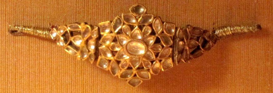 Arm ornament, Jaipur, Rajasthan, India, 19th century, gold and clear stones, Honolulu Academy of Arts photo